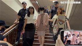 ▲在法庭內激動對審判長大喊的陳佩琪，在民眾黨成員陪同下離開北院。（圖／記者楊佩琪攝）