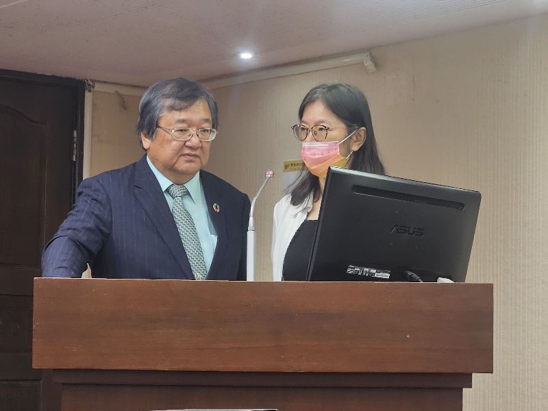 邱泰源（左）允狼醫查詢平台半年內補上懲戒記錄狼醫查詢平台僅揭露判決書。（資料照）