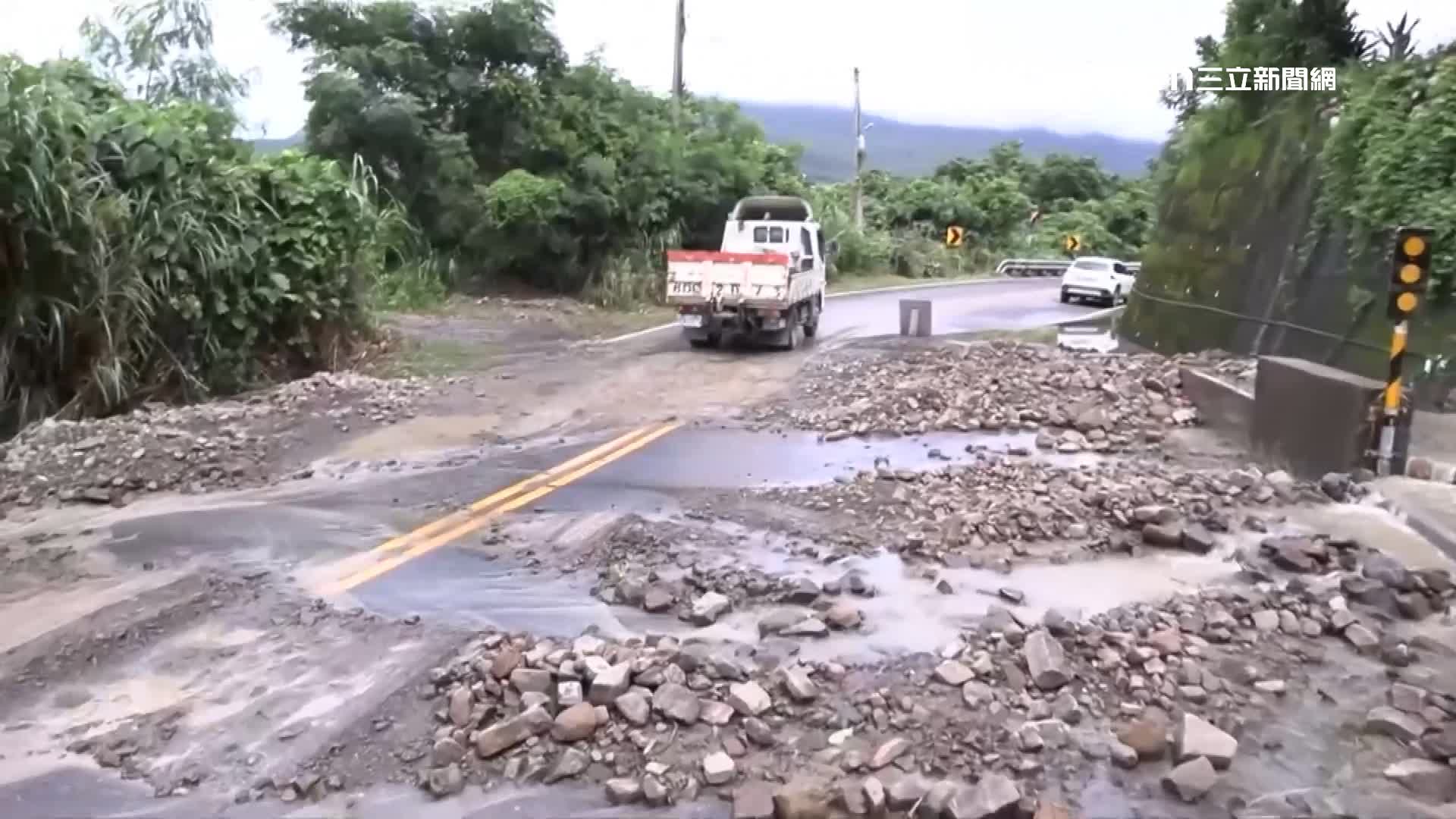 台200線上18公里處散落著大小石塊