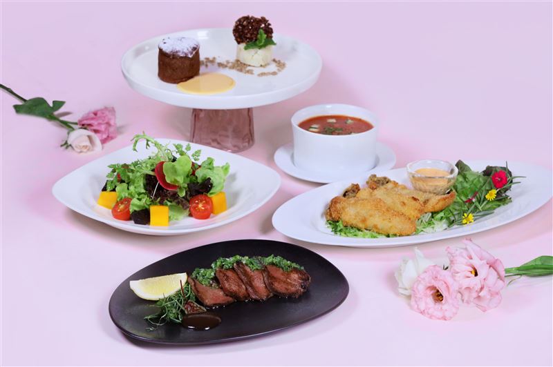 皇饕牛排館鐵板燒推出七夕限定套餐，牛排館每套2,720元起，鐵板燒每套2,920元起，皆附開胃小品、湯品、甜點與飲品。（圖／高雄萬豪酒店提供）