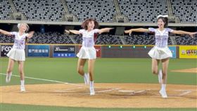 禹菡（左起）、河智媛、禹洙漢合跳疾風街道（圖／樂天桃猿提供）