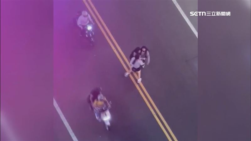 女子酒醉衝到馬路中間