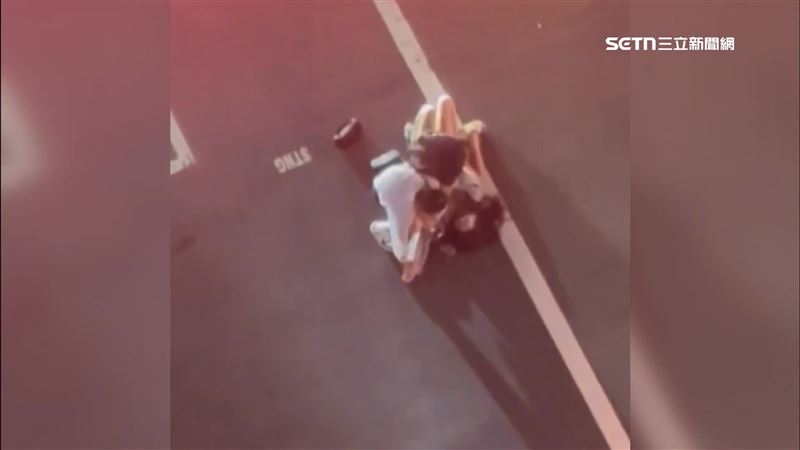 酒醉女子倒臥馬路上