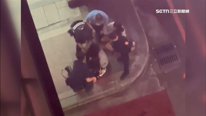 同行友人與酒醉女子一同遭警方帶回