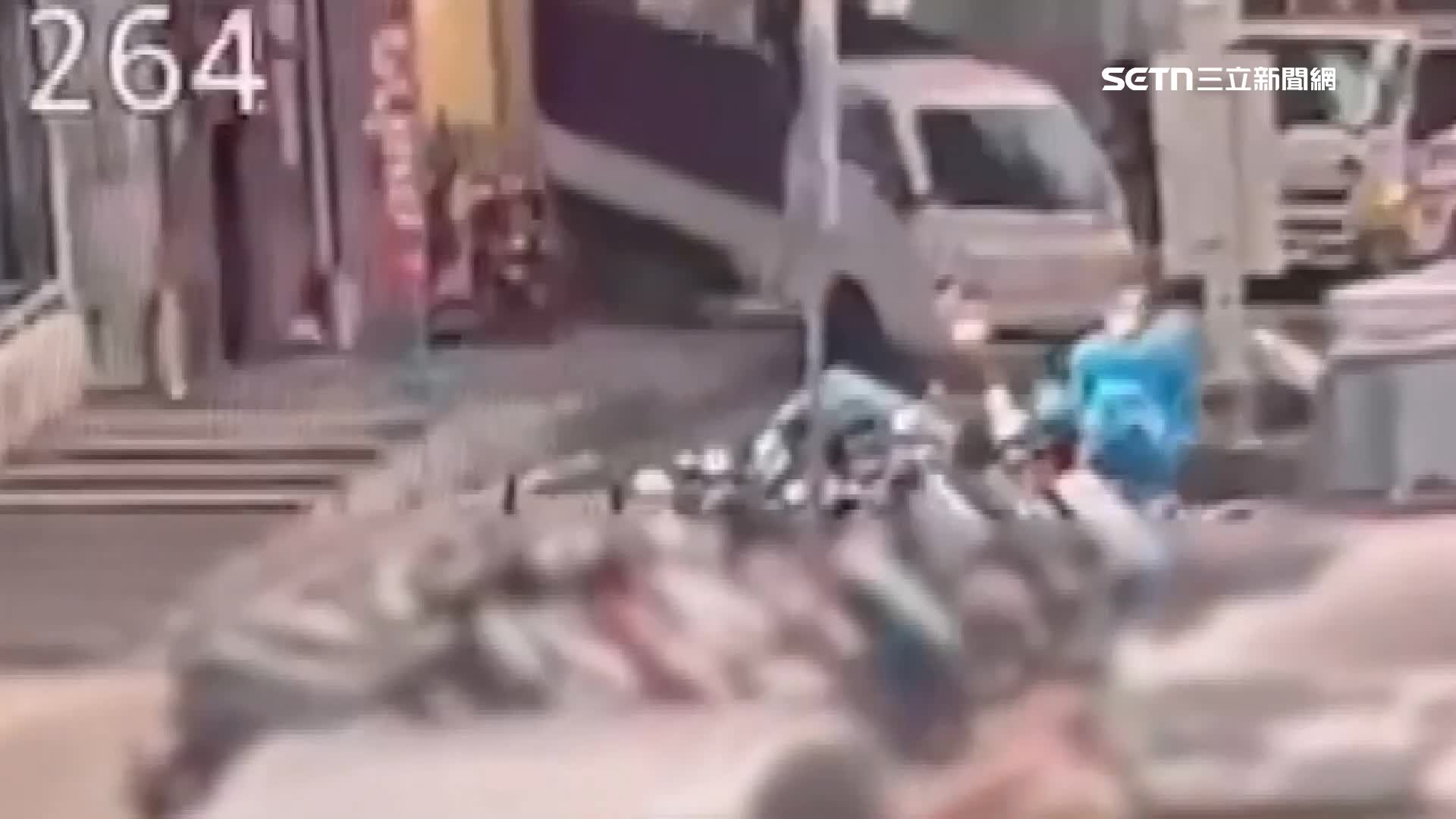 貨車倒車撞進當鋪的監視器畫面