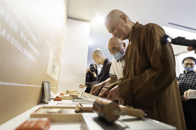 悟道師父體驗手動拓印