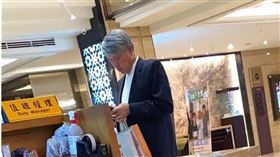 新黨台北市議員侯漢廷指控經濟部長郭智輝在美方宣布台灣關稅當天設宴，經濟部強調，郭智輝出席當日餐敘僅是受邀致意，並非主辦人。（圖／翻攝自侯漢廷臉書）