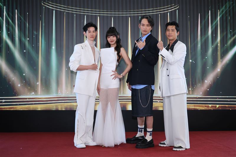 夏和熙（左起）、木木、黃鐙輝、黃迪揚主持金鐘獎星光大道。（圖／記者鄭孟晃攝影）