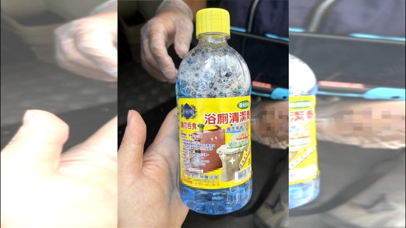 老翁暢飲的這款清潔劑主打專洗馬桶、磁磚、預防水管阻塞。（圖／翻攝畫面）