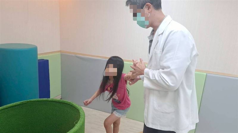 單親媽帶3女省吃儉用多年積蓄救命錢，一夕遭詐騙集團騙光，痛苦無語問蒼天。（圖／《愛的延續公益協會》提供）