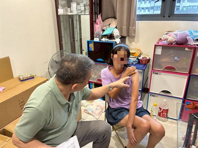 單親媽帶3女省吃儉用多年積蓄救命錢，一夕遭詐騙集團騙光，痛苦無語問蒼天。（圖／《愛的延續公益協會》提供）