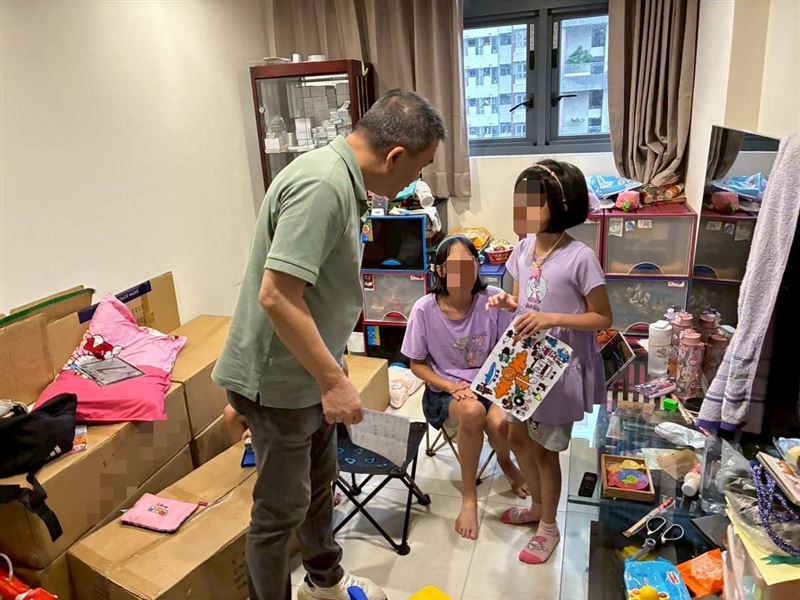 單親媽帶3女省吃儉用多年積蓄救命錢，一夕遭詐騙集團騙光，痛苦無語問蒼天。（圖／《愛的延續公益協會》提供）