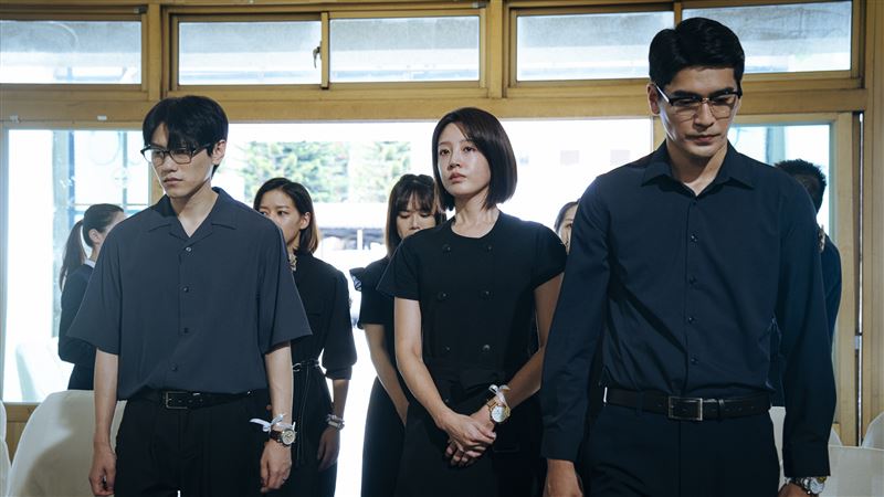 長大後的林秋伶（黃薇渟飾演）在父親告別式上崩潰大哭。（圖／大愛提供）