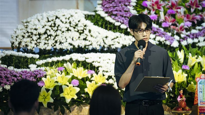 長大後的林作逸（邱宇辰飾演）在父親告別式上哽咽唸悼文。（圖／大愛提供）