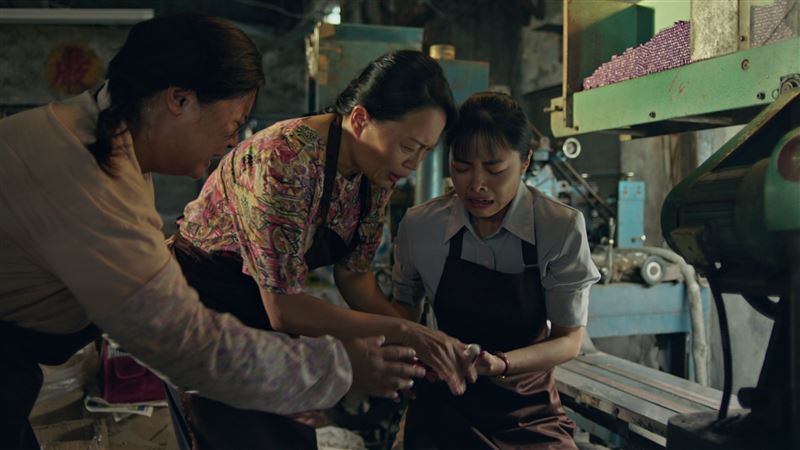 林秋伶（游珈瑄飾演）為了弟弟妹妹可以繼續上學讀書，休學打工，沒想到意外切到手。（圖／大愛提供）