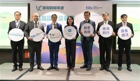 左起：青新-創張財榮總經理、倚天酷碁-創陳仁揚營運長、創投公會邱德成理事長、證交所李愛玲總經理、聚賢研發-創徐珷宗財務長、愛爾達-創許牧羣財務長、榮惠-KY創吳建芳財務長（業配勿用）