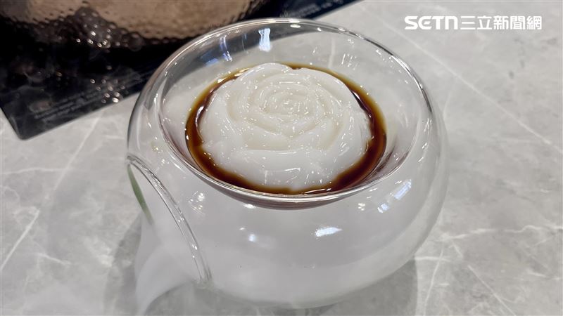 特製甜點「白玉杏仁豆腐」底下還有乾冰煙霧繚繞，好吃又好拍。（圖／記者賴俊佑攝影）