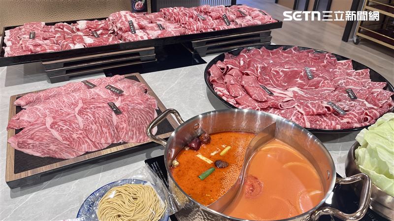 「新・肉多多」推薦全新研發「貴州紅酸湯」和「麻辣牛奶湯」。（圖／記者賴俊佑攝影）