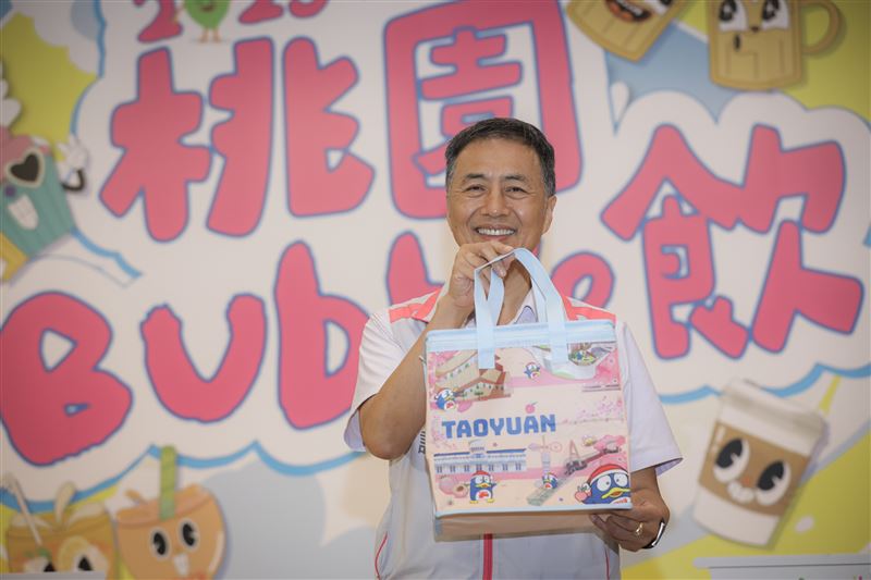 「桃園冷飲節」開喝！全台最大扭蛋機首曝光，現場抽台灣－首爾來回機票。（圖／桃園市政府提供）