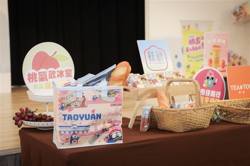 「桃園冷飲節」開喝！全台最大扭蛋機首曝光，現場抽台灣－首爾來回機票。（圖／桃園市政府提供）