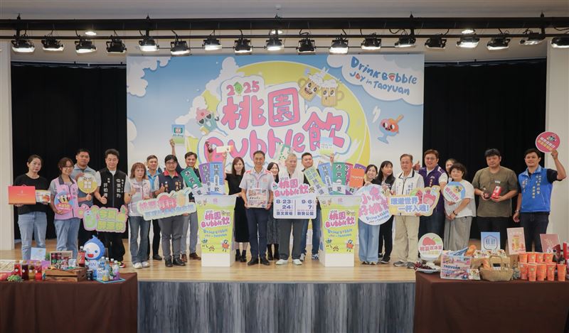 「桃園冷飲節」開喝！全台最大扭蛋機首曝光，現場抽台灣－首爾來回機票。（圖／桃園市政府提供）
