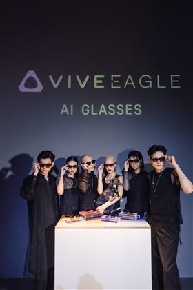 VIVE Eagle建議售價為新台幣15,600元，共推出紅、咖啡、灰、黑四款配色。（圖／宏達電提供）