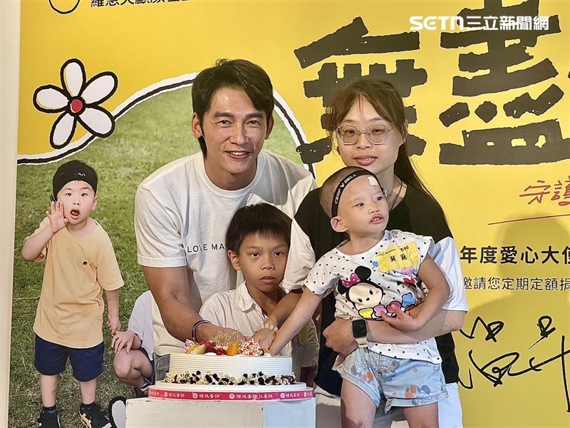 腭裂女童萁萁將滿4歲，今日與家人、溫昇豪一起慶祝生日。（圖／記者蔣季容攝影）