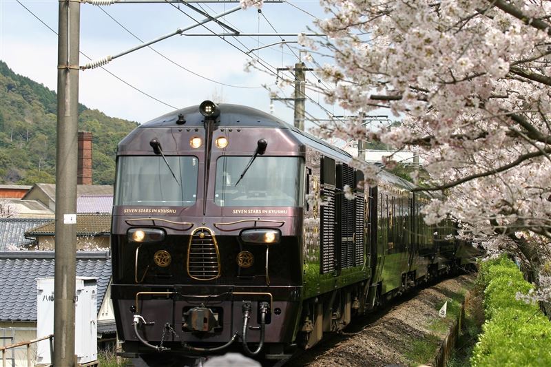 神社表示此次發生遊客遭火車撞擊不治，「是第一次發生這樣的事故」。（圖／翻攝日本佐賀縣有田町陶山神社官網）