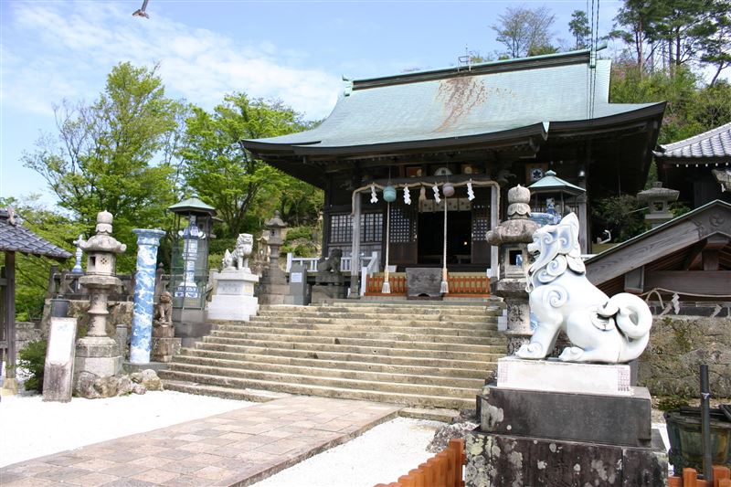 陶山神社最獨特之處在於鳥居、石燈籠等建築多以有田燒瓷器打造，與一般木造、石造的神社截然不同。（圖／翻攝日本佐賀縣有田町陶山神社官網）