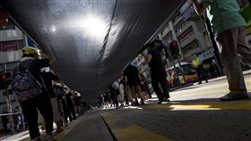 中國企圖掩蓋所有可能出現的敏感議題，就像蓋下一塊黑布。（圖／路透社／達志影像）