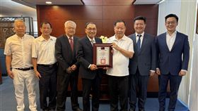 新北市長侯友宜（左4）14日率消防局長陳崇岳（左2），前往薇閣基金會，向對殉職勇消家屬伸出援手的李傳洪（右3）致意。右2為薇閣基金會董事李承宗。鏡週刊，（薇閣基金會提供）