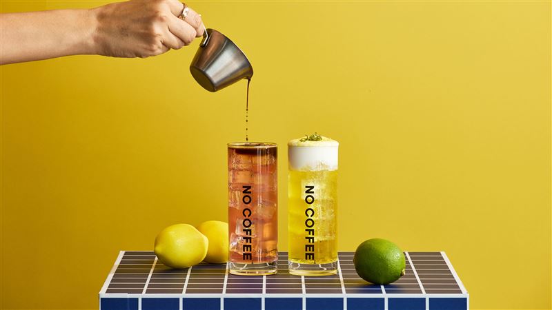 氣泡品牌 SanPellegrino 聖沛黎洛攜手咖啡品牌 NO COFFEE推出限定氣泡咖啡「紅橙氣泡美式」、「青檸奶蓋氣泡」(圖／品牌提供)
