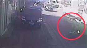 騎士慘遭鬼切砂石車給輾斃，場面十分驚悚。（圖／翻攝畫面）