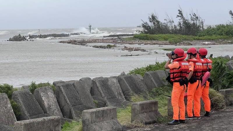 嘉義布袋港邊出海口海堤，有2名男子不顧禁令前往海釣，導致其中1人失蹤，海巡署將針對同行者開罰。（圖／海巡署提供）