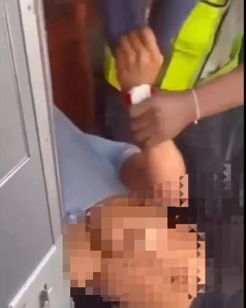 女乘客強力反抗，被航空公司員工架住手腳，過程中上衣被撕破導致胸部走光。(圖／翻攝自IG@aviationnews )