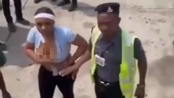 拒關手機打空姐！女客上衣被扯爆乳全走光