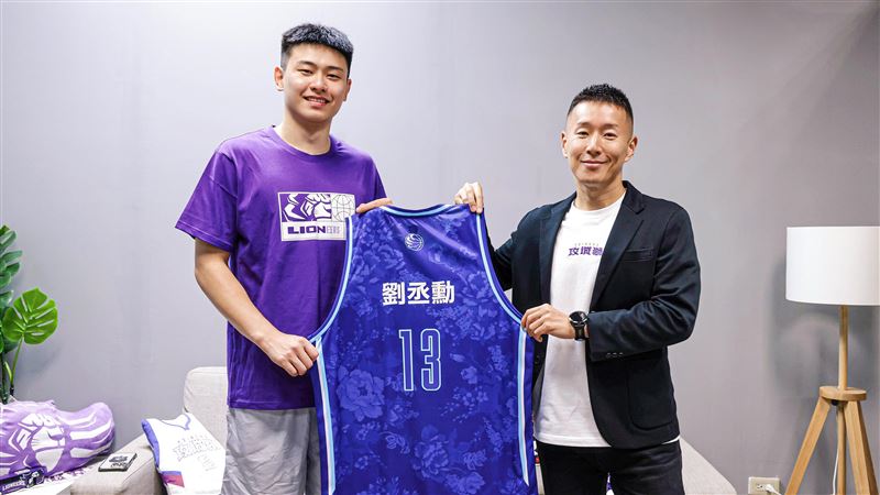 攻城獅正式簽下「狀元」劉承勳。（圖／新竹御嵿攻城獅球團提供）