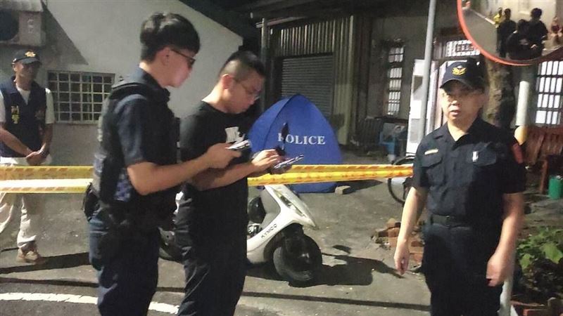 員警獲報趕抵發現阿嬤已死亡，立即將呆站在現場的黃男逮捕帶回。（圖／翻攝畫面）