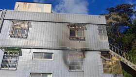 石碇區一處民宅竄出陣陣濃煙。（圖／翻攝畫面）