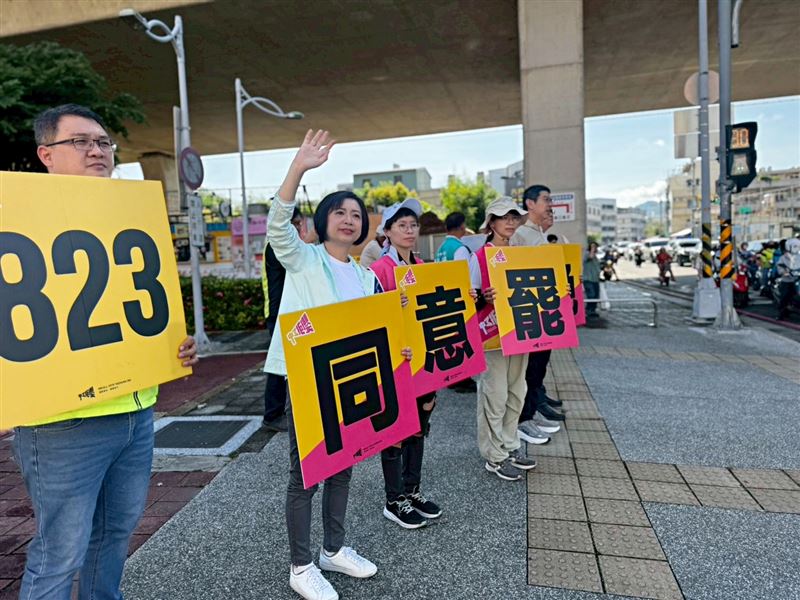 民進黨立委何欣純與民進黨台中市議會黨團、台中市黨部積極協助罷團。（圖／何欣純辦公室提供）