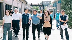 蔡易餘與陳世凱於中埔穀倉農創園區進行議題討論。（圖／交通部提供） 