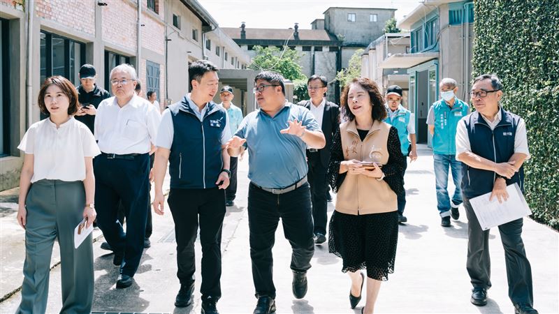 蔡易餘與陳世凱於中埔穀倉農創園區進行議題討論。（圖／交通部提供）