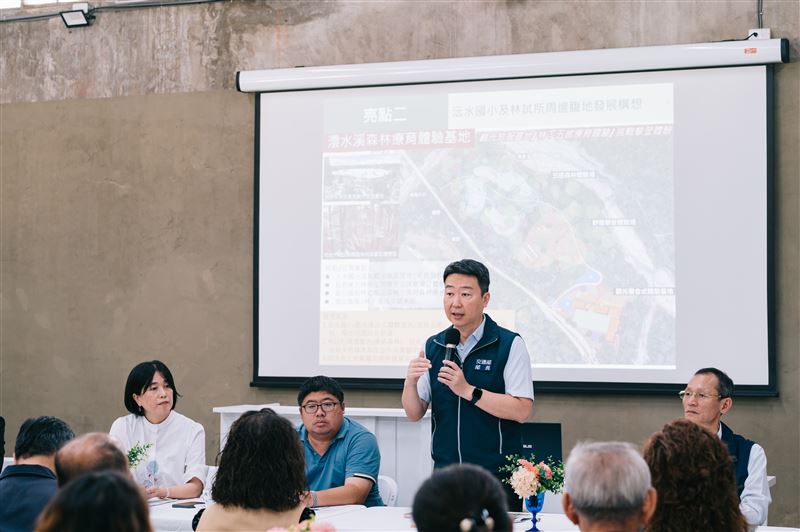 陳世凱向嘉義鄉親說明各項計畫辦理情形。（圖／交通部提供）