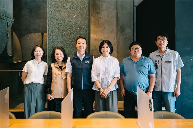 於穀倉改建而成的咖啡廳合影。（圖／交通部提供）
