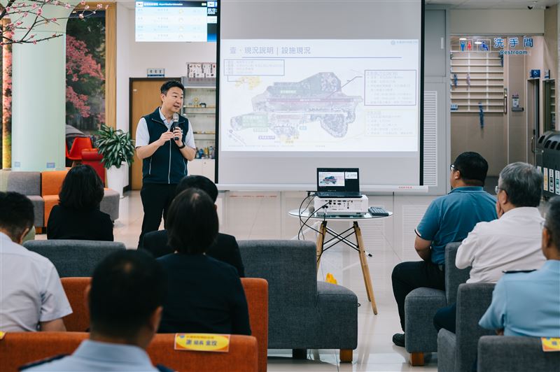 陳世凱說明嘉義機場後續改善方向。（圖／交通部提供）