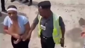 女客拒絕手機關機，甩空姐巴掌，被扛下飛機，上衣撕爛爆乳走光(圖／翻攝自IG@aviationnews )
