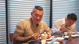館長到餐廳用餐。（圖／翻攝自Youtube）