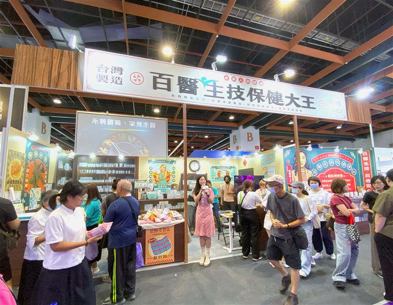 PMC百醫生技以「懷舊台味商店」吸睛亮相2025第二屆高齡健康產業博覽會，主打「關關膠原胜肽粉」搶攻行動保養新選擇。（圖／業者提供）
