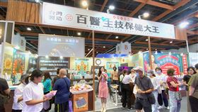 PMC百醫生技以「懷舊台味商店」吸睛亮相2025第二屆高齡健康產業博覽會，主打「關關膠原胜肽粉」搶攻行動保養新選擇。(業配勿用)