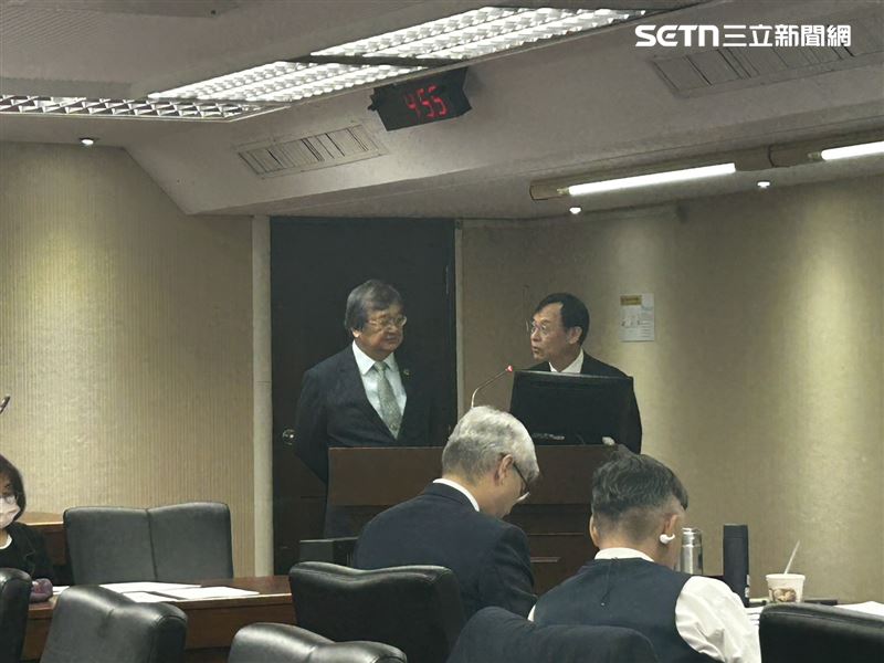 美關稅影響全球，健保署長石崇良（右）表示，全球藥價齊漲，最大衝擊在於專利期內的藥物。（圖／記者簡浩正攝影）